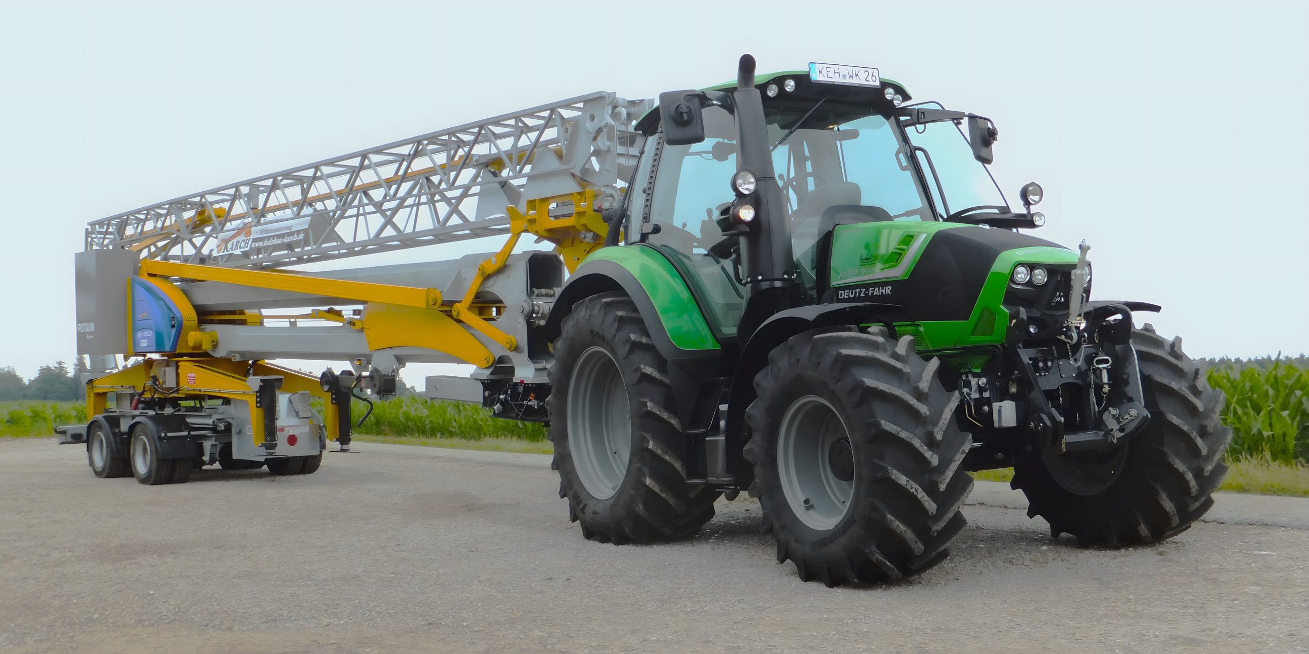 image Hochbaukran mit Zugmaschine